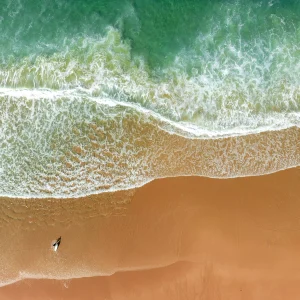 Photo drone plage de Port Blanc Quiberon - sable terra cotta mer émeraude surfeurs Côte Sauvage Morbihan
