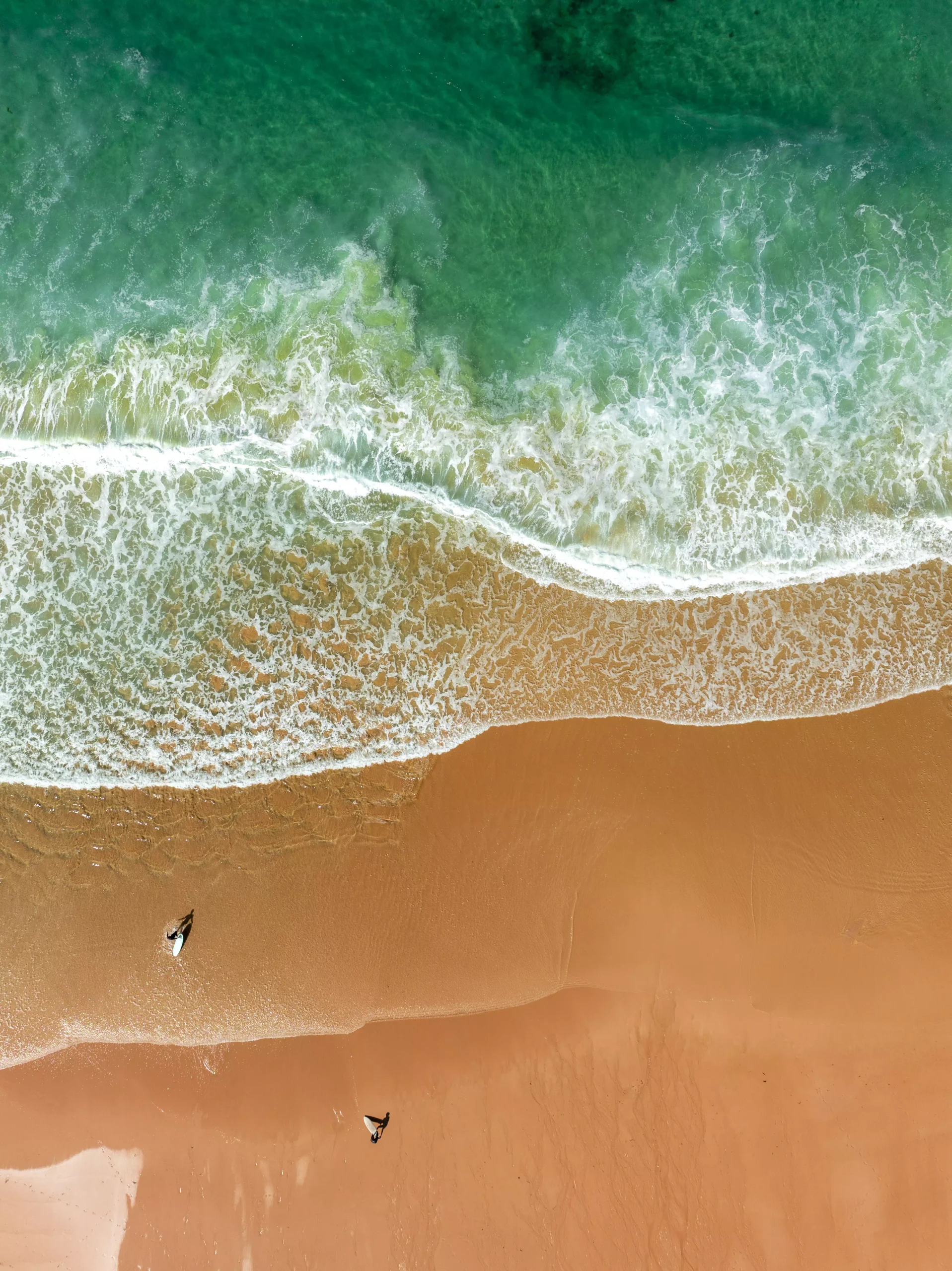 Photo drone plage de Port Blanc Quiberon - sable terra cotta mer émeraude surfeurs Côte Sauvage Morbihan